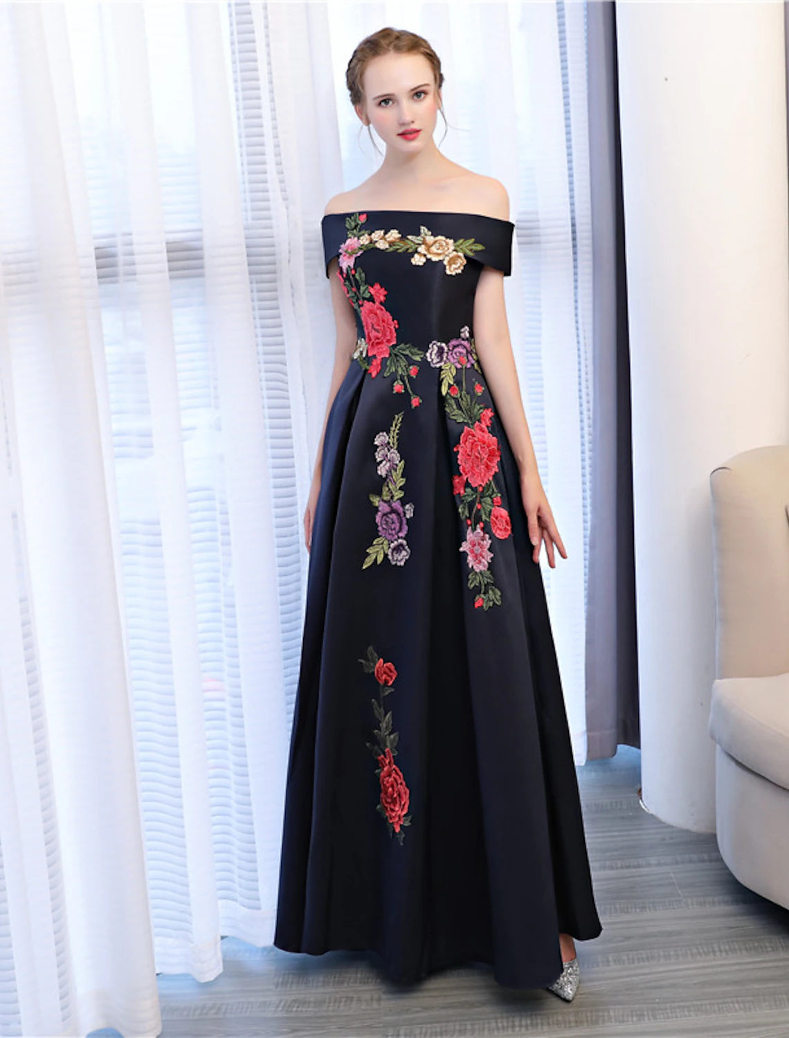 A-Linie Blumenkleid für Hochzeitsgäste, bodenlang, ärmellos, schulterfrei, Satin mit Stickapplikationen